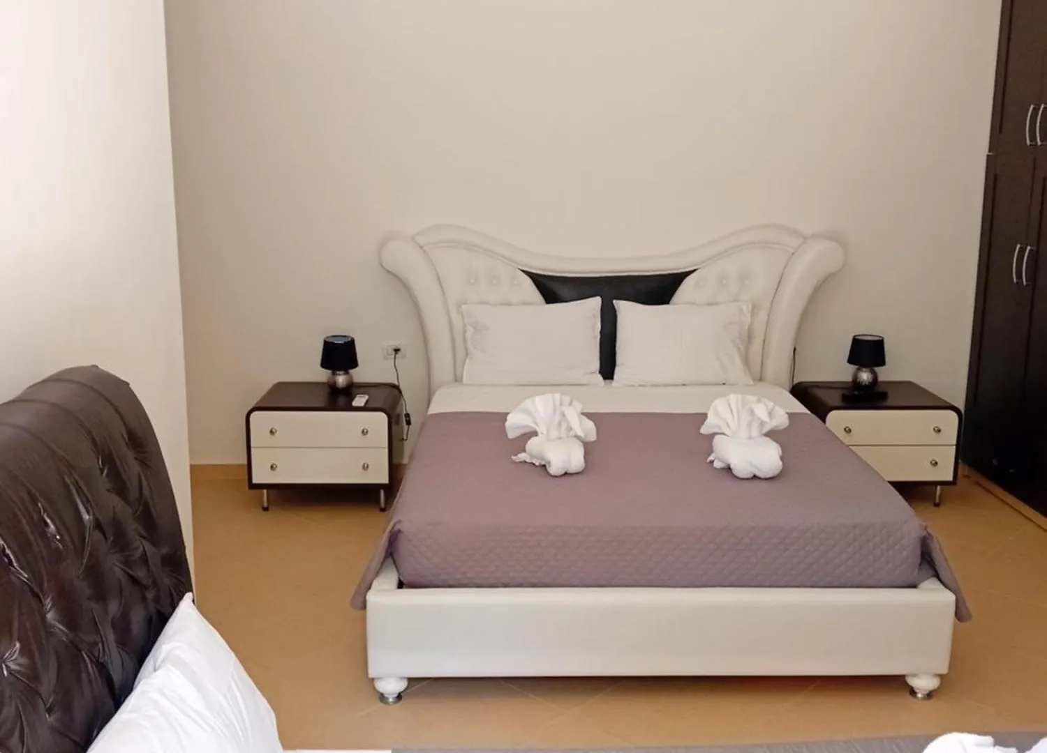 Artur Apartments Himare Hotel