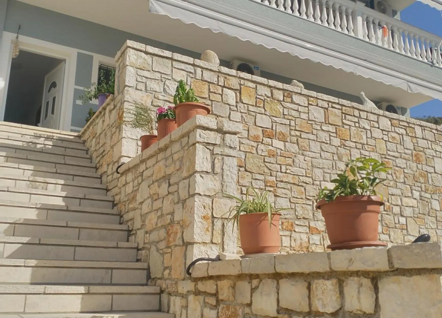 Artur Apartments Himare Hotel