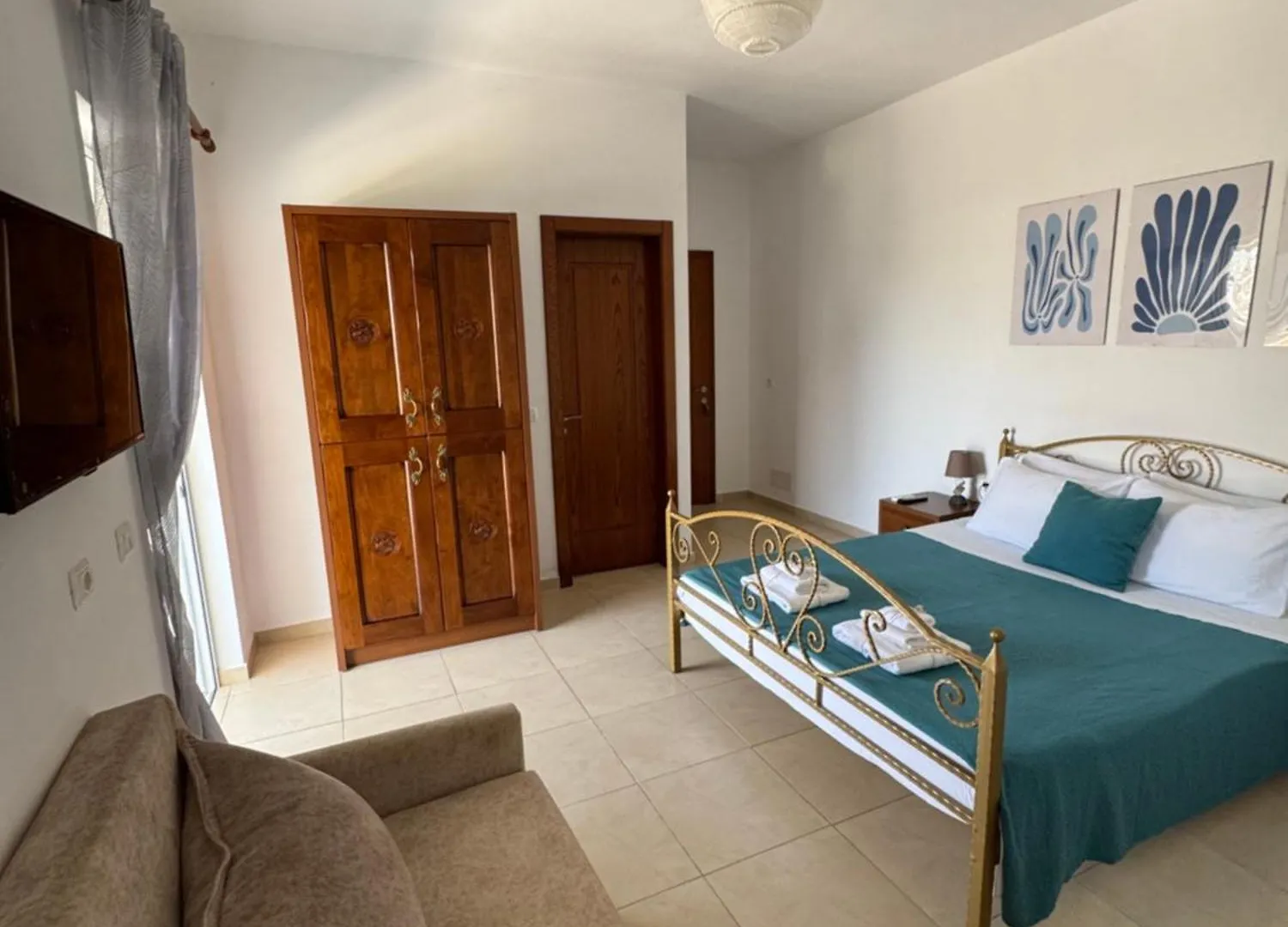 Artur Apartments Himare Hotel